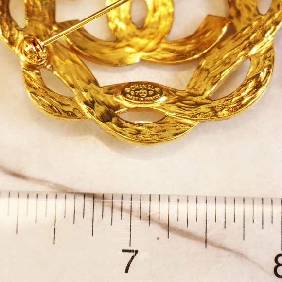 Chanel CC Logo Gold Plated Swirl Brooch with Box ~ Made In France *signed* - Picture 10 of 16